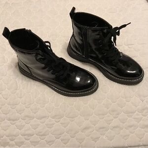 NWT Madden Girls CROC SKIN PATTERN BLACK PATTEN LEATHER BOOTS.